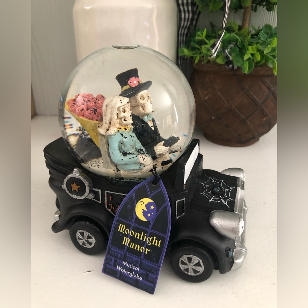 MOONLIGHT MANOR MUSICAL WATERGLOBE